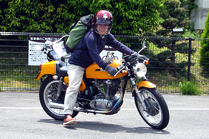 御杖村でお会いしたドゥカティ・450デスモとそのオーナー。70歳。またひとり、素晴らしき先輩と知りあうことができた。 御杖村でお会いしたドゥカティ・450デスモとそのオーナー。70歳。またひとり、素晴らしき先輩と知りあうことができた。