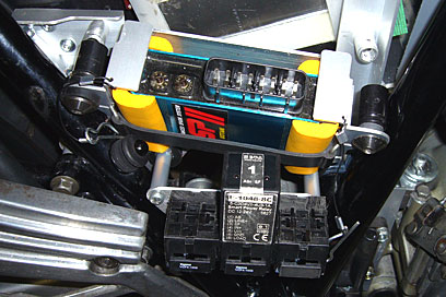 SSRブラケットをどれだけ手前に引き出せばイグナイターユニット脱着のじゃまにならないか確認。足は12cm程度でよさそうだ。 SSRブラケットをどれだけ手前に引き出せばイグナイターユニット脱着のじゃまにならないか確認。足は12cm程度でよさそうだ。