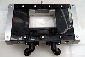 フタの取りつけが終わった継電器箱の表側。ダクトの四辺にアングルを当てたいところだが、とりあえずこれでいったん完成。 フタの取りつけが終わった継電器箱の表側。ダクトの四辺にアングルを当てたいところだが、とりあえずこれでいったん完成。