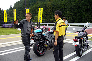 小野さんを前に、タイヤやマシンについて熱く語る木下恵司さん。ZX-10Rは、リアにα-12Z、フロントにGPを履いていた。 小野さんを前に、タイヤやマシンについて熱く語る木下恵司さん。ZX-10Rは、リアにα-12Z、フロントにGPを履いていた。