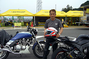 XJ900の試乗を終えて戻ってきた木下さん。リアブレーキの効きすぎ以外、現状のセッティングを気に入ってもらえたようだ。 XJ900の試乗を終えて戻ってきた木下さん。リアブレーキの効きすぎ以外、現状のセッティングを気に入ってもらえたようだ。