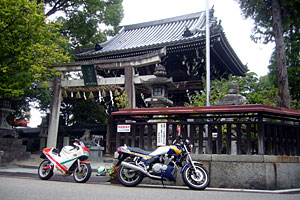 伊賀市上野の市街地を通る大和街道に面した上野天満宮の前でしばし休憩。大きさも性格もまったく異なる2台である。 伊賀市上野の市街地を通る大和街道に面した上野天満宮の前でしばし休憩。大きさも性格もまったく異なる2台である。