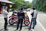 朝8時に集合場所に集まった変態オヤジ衆。今回の獲物(SRX400 kei-1号)を前に、どう料理すべえか…と相談中。 朝8時に集合場所に集まった変態オヤジ衆。今回の獲物(SRX400 kei-1号)を前に、どう料理すべえか…と相談中。