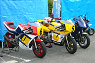 GPマシンを思わせる3台のYSR。中央のOW35K塗色車は出色の出来栄え。ミニバイク観戦の楽しさを味わわせてくれる。 GPマシンを思わせる3台のYSR。中央のOW35K塗色車は出色の出来栄え。ミニバイク観戦の楽しさを味わわせてくれる。