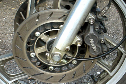 STDのディスクは、肉抜き穴まわりとエッジが黒塗装である。RZ250/350Rと同じ外観だが、どうもコイツが好きじゃない。 STDのディスクは、肉抜き穴まわりとエッジが黒塗装である。RZ250/350Rと同じ外観だが、どうもコイツが好きじゃない。