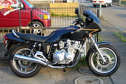 トムさんのXJ900は私のと同年式。オーナーの好みにより黒塗色に変更されている。隅々まで新車より美しいマシンだった。 トムさんのXJ900は私のと同年式。オーナーの好みにより黒塗色に変更されている。隅々まで新車より美しいマシンだった。