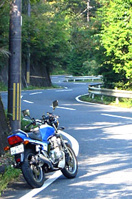 家からわずか20分。ご近所の誰にもまだ教えていない“秘密の特訓”コースにて、内圧調整後のフォークの作動を確認した。 家からわずか20分。ご近所の誰にもまだ教えていない“秘密の特訓”コースにて、内圧調整後のフォークの作動を確認した。