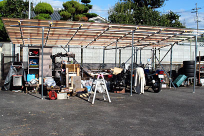 入荷待ちの3枚の波板張りを残し、屋根は一段落。23日より横梁が1m伸び、登り梁が1本増えた。真ん中の横梁も追加。 入荷待ちの3枚の波板張りを残し、屋根は一段落。23日より横梁が1m伸び、登り梁が1本増えた。真ん中の横梁も追加。