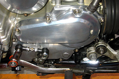 XJ650/750/900に共通の左クランクケースカバーの形状。特徴的ではあるが、中味を現わさないデザインが施されている。 XJ650/750/900に共通の左クランクケースカバーの形状。特徴的ではあるが、中味を現わさないデザインが施されている。