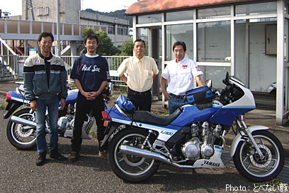 名神高速・栗東ICに並んだ2台のXJ900(ともに4BB1・1991年式)と、左から順に、箱付き、となかい、Holly、私の4人。 名神高速・栗東ICに並んだ2台のXJ900(ともに4BB1・1991年式)と、左から順に、箱付き、となかい、Holly、私の4人。