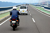 琵琶湖大橋上のHollyさん+彼のXJ900。テールランプの低さに車体姿勢の違いを感じるが、見た目の安定感は高い。 琵琶湖大橋上のHollyさん+彼のXJ900。テールランプの低さに車体姿勢の違いを感じるが、見た目の安定感は高い。