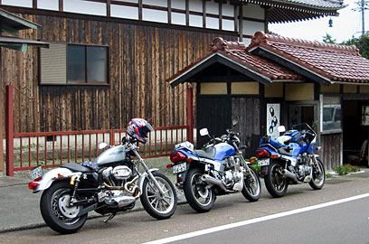 旧マキノ町の街道筋。並べて停めて、リアの車高の違いに驚いた。ショックユニット長は私のほう(真ん中)が31mm長い。 旧マキノ町の街道筋。並べて停めて、リアの車高の違いに驚いた。ショックユニット長は私のほう(真ん中)が31mm長い。
