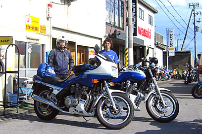 長浜のTEAM TWENTY ONEにて、電球交換をしてもらったHollyさん(左)と、同ショップ広報担当の方との記念撮影。 長浜のTEAM TWENTY ONEにて、電球交換をしてもらったHollyさん(左)と、同ショップ広報担当の方との記念撮影。