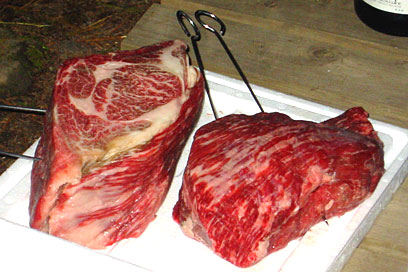 京都に本店のある“中勢以”の熟成肉。3ブロック、合計4kgが本日のメイン。ここのより美味しい牛肉を食べたことはない。 京都に本店のある“中勢以”の熟成肉。3ブロック、合計4kgが本日のメイン。ここのより美味しい牛肉を食べたことはない。