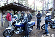 「どれどれ、前よりよおなっとるかな?」と言いつつ、わがXJ900のフロントフォークを押し、セッティングを確認する和歌山さん。 「どれどれ、前よりよおなっとるかな?」と言いつつ、わがXJ900のフロントフォークを押し、セッティングを確認する和歌山さん。