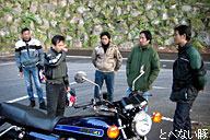GS1000まめしば号に乗った和歌山さんは、スロットルバルブの作動性に驚嘆。「あのときこれがあったらなあ…」と漏らす。 GS1000まめしば号に乗った和歌山さんは、スロットルバルブの作動性に驚嘆。「あのときこれがあったらなあ…」と漏らす。