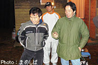 ただの酔っぱらいと化した和歌山さんと私。視線の先にあるのは、もちろん、左の写真でかわぐちさんが焼いている肉である。 ただの酔っぱらいと化した和歌山さんと私。視線の先にあるのは、もちろん、左の写真でかわぐちさんが焼いている肉である。