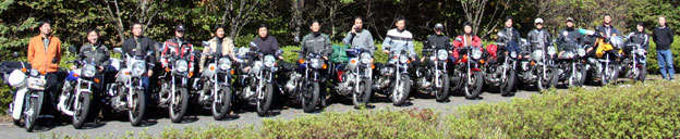 2日目の集合写真。左端の谷さんのカブの横がXJ900で、その脇にいるのが和歌山さん。KZ1300はまだ押しがけ中。 2日目の集合写真。左端の谷さんのカブの横がXJ900で、その脇にいるのが和歌山さん。KZ1300はまだ押しがけ中。