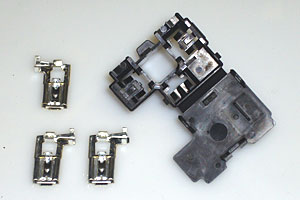 注文の翌日に“配線コム”から届いたH4KF-AMPメスカプラと旗型端子のセット(420円)。純正よりもよく考えられた製品だ。 注文の翌日に“配線コム”から届いたH4KF-AMPメスカプラと旗型端子のセット(420円)。純正よりもよく考えられた製品だ。