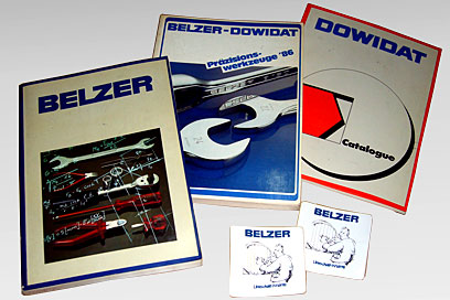 1980年代初期の英文カタログ(左)と、同時期のDOWIDATの物(右)。真ん中は両者を合冊した1986年の総合カタログ。 1980年代初期の英文カタログ(左)と、同時期のDOWIDATの物(右)。真ん中は両者を合冊した1986年の総合カタログ。