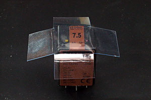 0.3mm˂oLED̏h~ƁA➑ׂ̂̐id˂ƌXj΍ɁA0.2mm̓rj[V[gŃJo[B