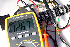 24時間測定の結果、摂氏-4〜12度では12.64〜68Vと、気温による(充放電しないときの)電圧変化は僅少と判明。 24時間測定の結果、摂氏-4〜12度では12.64〜68Vと、気温による(充放電しないときの)電圧変化は僅少と判明。