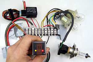 27W×2に加え、H4球の2つのフィラメントを並列に接続した169Wだと、電圧12Vだと14A流れ、仕様書によるブレーカー作動ポイント(定格の1.3倍=7.5×1.3=9.75A)を超えるのでブレーカーが作動。ハイビーム用の60Wのみを追加した114Wの場合は、定格の1.3倍に達しない1.27倍に留まるため、正常に点滅することも確認した。電球負荷の場合、定格の10倍以上と言われる突入電流は、仕様書によるトリップタイム(200ミリ秒)以内に、ブレーカー作動点以下まで減衰しているようだ。 27W×2に加え、H4球の2つのフィラメントを並列に接続した169Wだと、電圧12Vだと14A流れ、仕様書によるブレーカー作動ポイント(定格の1.3倍=7.5×1.3=9.75A)を超えるのでブレーカーが作動。ハイビーム用の60Wのみを追加した114Wの場合は、定格の1.3倍に達しない1.27倍に留まるため、正常に点滅することも確認した。電球負荷の場合、定格の10倍以上と言われる突入電流は、仕様書によるトリップタイム(200ミリ秒)以内に、ブレーカー作動点以下まで減衰しているようだ。