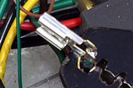 被覆の上からクワえるほうの爪は、圧着工具を用いて緩くカーブさせる。やりすぎるとS字型になって折れやすいので、慎重に。 被覆の上からクワえるほうの爪は、圧着工具を用いて緩くカーブさせる。やりすぎるとS字型になって折れやすいので、慎重に。