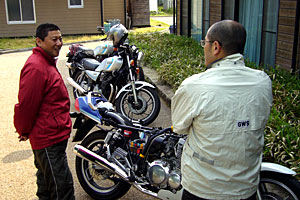 2台のXJ750EとXJ900。四半世紀以上前のバイクを、当時より四半世紀近く年齢を重ねたオヤジたちが熱く語る…の図。 2台のXJ750EとXJ900。四半世紀以上前のバイクを、当時より四半世紀近く年齢を重ねたオヤジたちが熱く語る…の図。