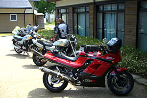 今回の改造中、仮想ライバルとして常に頭の中で描いていたXJR1200むらかみ号。手前はお連れさんのGPz1000RX。 今回の改造中、仮想ライバルとして常に頭の中で描いていたXJR1200むらかみ号。手前はお連れさんのGPz1000RX。