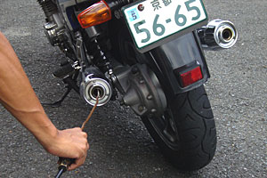 慣れた手つきでCO/HC測定用プローブを差し込むドゥカティ京都のAクン。この状態で、後端から30cm程度入っている。 慣れた手つきでCO/HC測定用プローブを差し込むドゥカティ京都のAクン。この状態で、後端から30cm程度入っている。