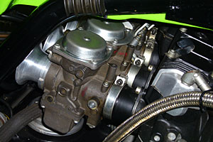 ボディ材質はマグネシウムだが、シルエットは当時の市販車に多用されたBS34そっくり。負圧バルブは円筒形である。 ボディ材質はマグネシウムだが、シルエットは当時の市販車に多用されたBS34そっくり。負圧バルブは円筒形である。