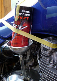 私のXJ900指定オイル・アッシュのFSE MotoSpec 10W-50。オイルクーラー撤去後は、きっかり2リットルで規定レベルに。 私のXJ900指定オイル・アッシュのFSE MotoSpec 10W-50。オイルクーラー撤去後は、きっかり2リットルで規定レベルに。