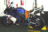 この日に合わせて50周年カラーのカウルを装着した、ごんべえさんのYZF-R1。T-MAX限定車の“50”エンブレムも貼っていた。 この日に合わせて50周年カラーのカウルを装着した、ごんべえさんのYZF-R1。T-MAX限定車の“50”エンブレムも貼っていた。