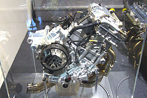 展示物中、私が最も興味をひかれた2010年型YZR-M1のエンジン。全面ガラス張りなので、このまわりを何度も周回した。 展示物中、私が最も興味をひかれた2010年型YZR-M1のエンジン。全面ガラス張りなので、このまわりを何度も周回した。