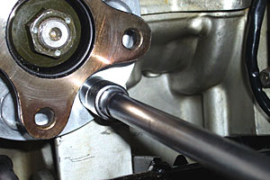 Oリングが見えなくなった後は、4本の取りつけボルトを差し込み、ハウジングが傾かないように、徐々に締め込んでいく。 Oリングが見えなくなった後は、4本の取りつけボルトを差し込み、ハウジングが傾かないように、徐々に締め込んでいく。