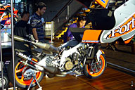 ホテルへの帰り道、コレクションホールに寄って特別展示を見学。2002年型NSR500がカウルレスで展示されていた。 ホテルへの帰り道、コレクションホールに寄って特別展示を見学。2002年型NSR500がカウルレスで展示されていた。