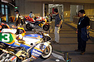“挑戦者たちの再会”と称した特別展示には、ホンダとヤマハのライバル車が並んで置かれ、かつての戦いを偲ばせてくれた。 “挑戦者たちの再会”と称した特別展示には、ホンダとヤマハのライバル車が並んで置かれ、かつての戦いを偲ばせてくれた。