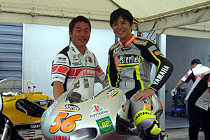 ファンサービスのついでに、こっちに目線をくれた中野さん。この時代のYZR250を担当した武内さんとの呼吸はバッチリだ。 ファンサービスのついでに、こっちに目線をくれた中野さん。この時代のYZR250を担当した武内さんとの呼吸はバッチリだ。