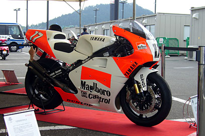 今回の私の担当車、1995年型YZR500(OWF9)。不動状態で保管されていたのを、メモランに合わせて整備したのだそうだ。 今回の私の担当車、1995年型YZR500(OWF9)。不動状態で保管されていたのを、メモランに合わせて整備したのだそうだ。