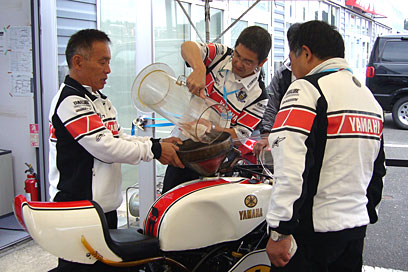 店開きの直後、全車に10Lずつガソリンを入れた。平野さんが持っている網つきファンネルは、たぶん24年前と同じ物だ。 店開きの直後、全車に10Lずつガソリンを入れた。平野さんが持っている網つきファンネルは、たぶん24年前と同じ物だ。