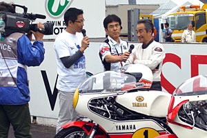 走行が終わり、サーキットのアナウンサーにインタビューを受ける本橋さん。紳士的かつユーモアのある話しっぷりは昔ながら。 走行が終わり、サーキットのアナウンサーにインタビューを受ける本橋さん。紳士的かつユーモアのある話しっぷりは昔ながら。