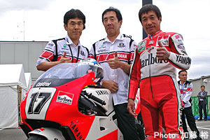 「メカニックが一番エラそうにしてる…」とは、この写真を撮ったRACERSの加藤編集長の言葉。うむ、確かにそう見える(笑)。 「メカニックが一番エラそうにしてる…」とは、この写真を撮ったRACERSの加藤編集長の言葉。うむ、確かにそう見える(笑)。