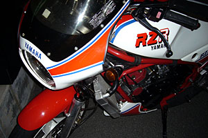 10月8日の夜会に突然現われた薬師丸さんのRZ250R。興味深い改造が多く、昼間に観察/試乗したいマシンである。 10月8日の夜会に突然現われた薬師丸さんのRZ250R。興味深い改造が多く、昼間に観察/試乗したいマシンである。