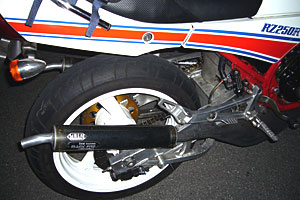 リアまわりは3MA(後方排気TZR250)のスイングアームと3XV(VツインTZR250)のホイールの組み合わせだった。 リアまわりは3MA(後方排気TZR250)のスイングアームと3XV(VツインTZR250)のホイールの組み合わせだった。