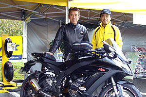 名古屋からZX10Rで駆けつけた、元ワークスライダー・現リターンライダーの木下恵司さん(左)と、運営責任者の田村さん。 名古屋からZX10Rで駆けつけた、元ワークスライダー・現リターンライダーの木下恵司さん(左)と、運営責任者の田村さん。