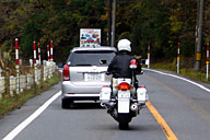 途中(地名)の手前から20kmほどの区間を先導してくれた白バイくん。車間を開け、もっと左寄りを、脇見せずに走るべし。 途中(地名)の手前から20kmほどの区間を先導してくれた白バイくん。車間を開け、もっと左寄りを、脇見せずに走るべし。