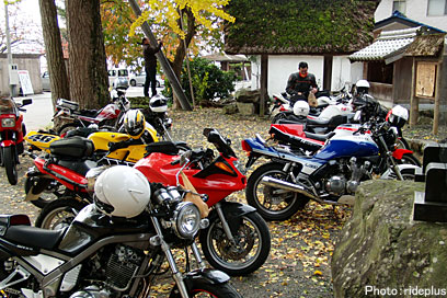 古ヤマハ(こやまは)7台、BMW5台、スズキ2台、ビモータ1台という本日の陣容。自車の状態が散々なので交換試乗せず。 古ヤマハ(こやまは)7台、BMW5台、スズキ2台、ビモータ1台という本日の陣容。自車の状態が散々なので交換試乗せず。
