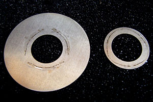 中穴周囲の3つの爪跡模様は、積み重なったシムのすべてについており、全部が重なったまま雨傘状に変形しているようだ。 中穴周囲の3つの爪跡模様は、積み重なったシムのすべてについており、全部が重なったまま雨傘状に変形しているようだ。