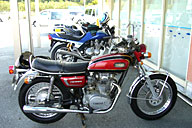 なぶら市場を出ようとしていると、XS650系独特の排気音が聞こえてきた。音からして、エンジンの調子はとてもよさそうである。 なぶら市場を出ようとしていると、XS650系独特の排気音が聞こえてきた。音からして、エンジンの調子はとてもよさそうである。